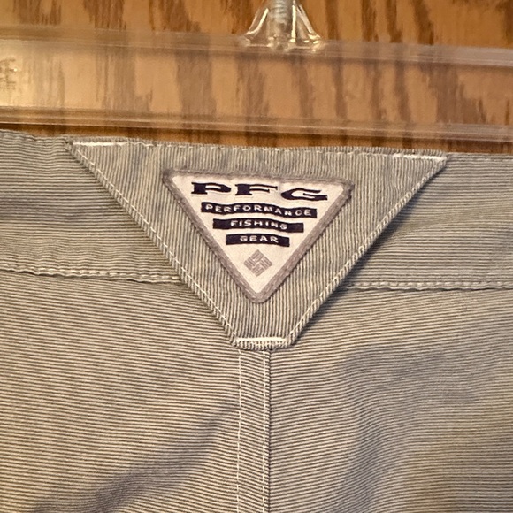 Columbia Men's Cargo Shorts in Light Gray - Picture 3 of 3